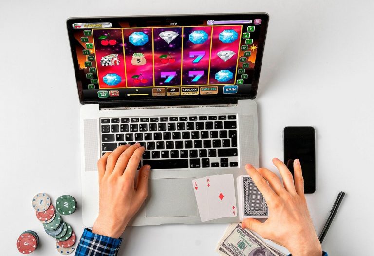 What do you need to know about online casinos to play safely?